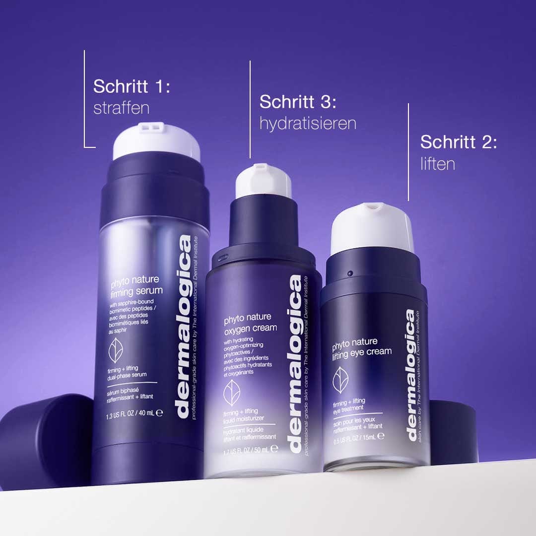 Drei Dermalogica-Hautpflegeprodukte, darunter die Phyto Nature Lifting Eye Cream, werden vor violettem Hintergrund präsentiert. Die deutschen Beschriftungen lauten: Schritt 1: Straffen, Schritt 2: Anheben mit Lifting-Effekt und Schritt 3: Hydratisieren.