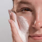 Dabei trägt man das mit einem Skin Brightening Complex angereicherte Daily Microfoliant | Gesichtspeeling sanft mit der Hand auf die Wange auf.