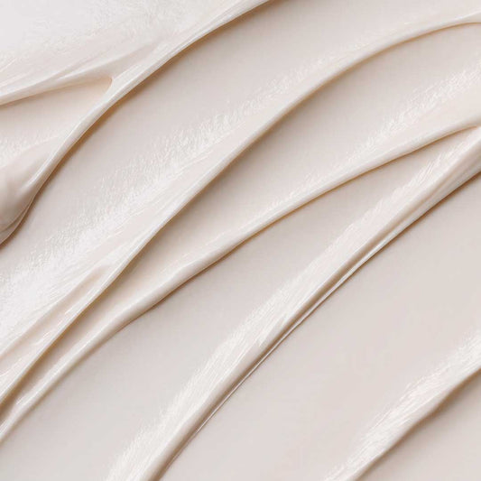 Eine Nahaufnahme der glatten, beigen Stabilizing Repair Cream, in gleichmäßigen Linien aufgetragen – perfekt für empfindliche Haut.